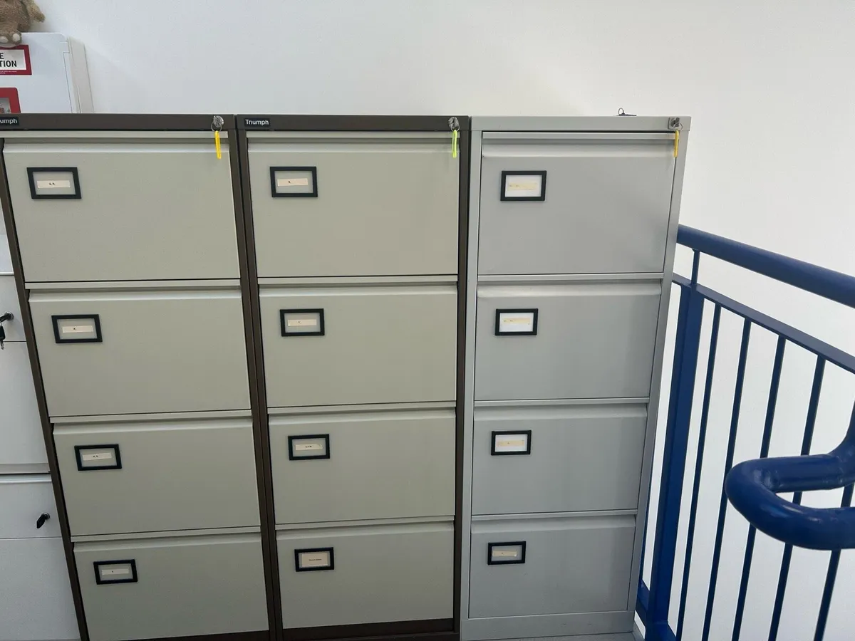 Filing cabinets with keys - Image 2