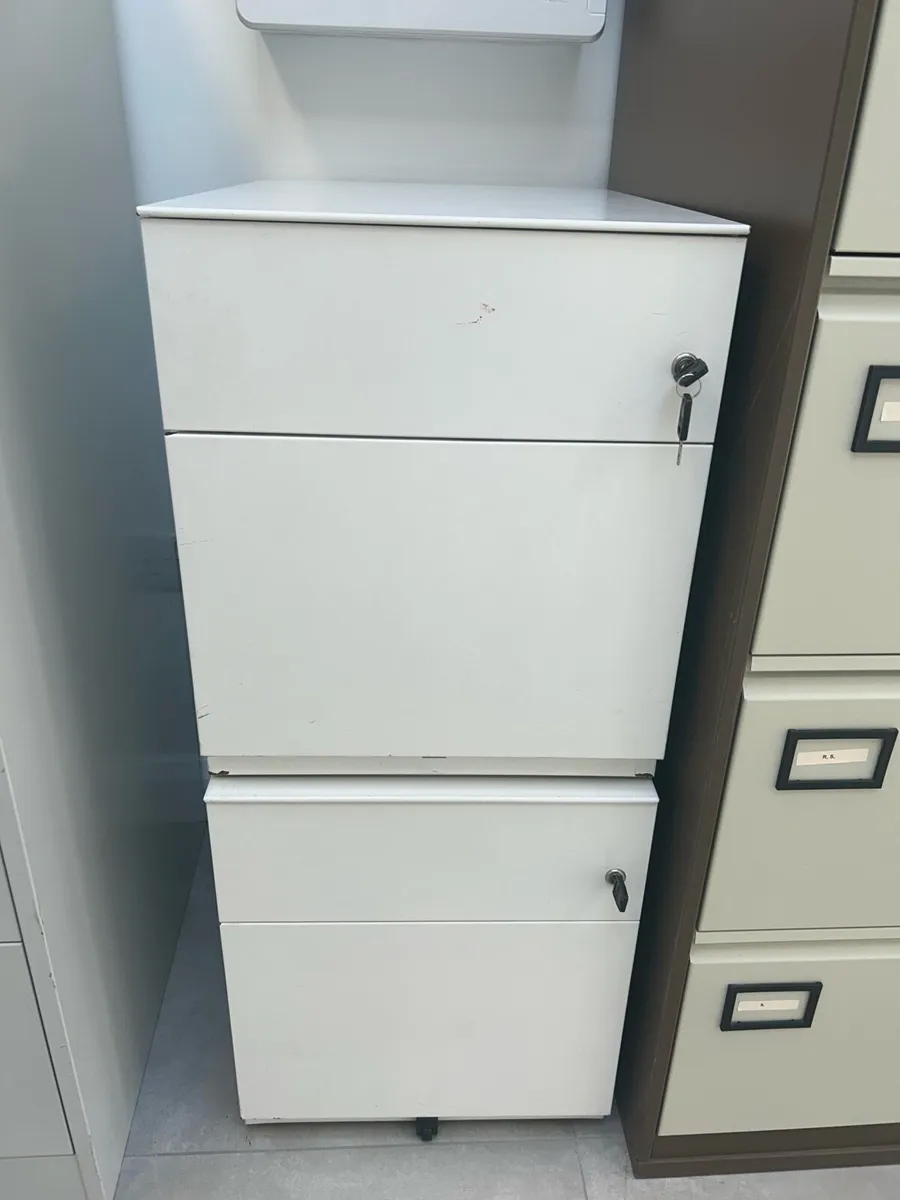 Filing cabinets with keys - Image 3