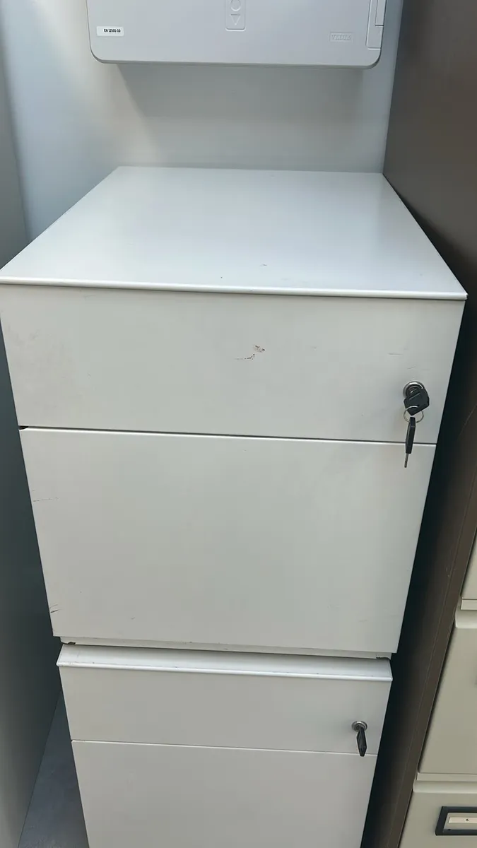 Filing cabinets with keys - Image 4
