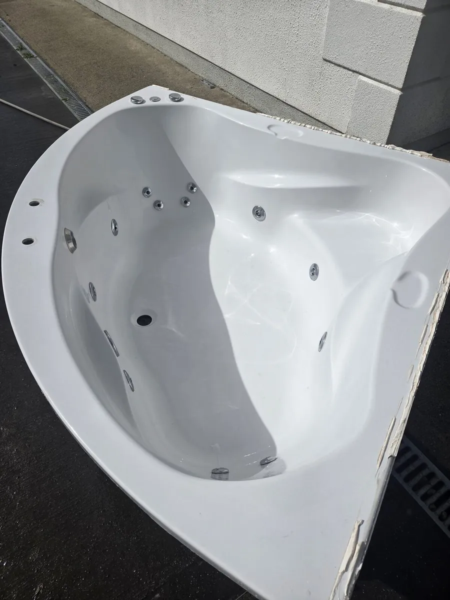 Corner jacuzzi for sale - Image 1