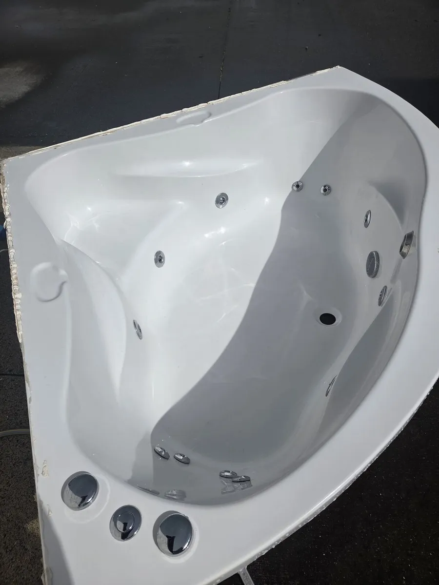 Corner jacuzzi for sale - Image 2