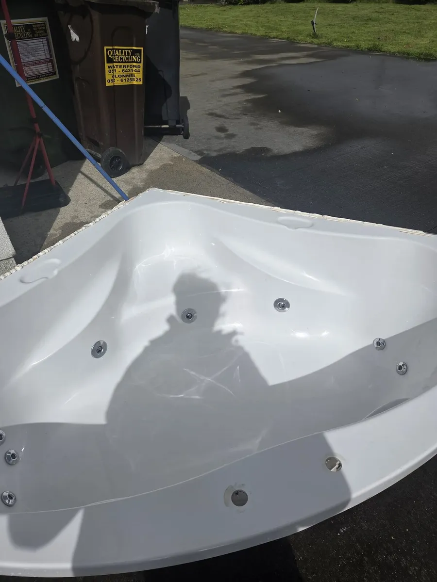 Corner jacuzzi for sale - Image 3