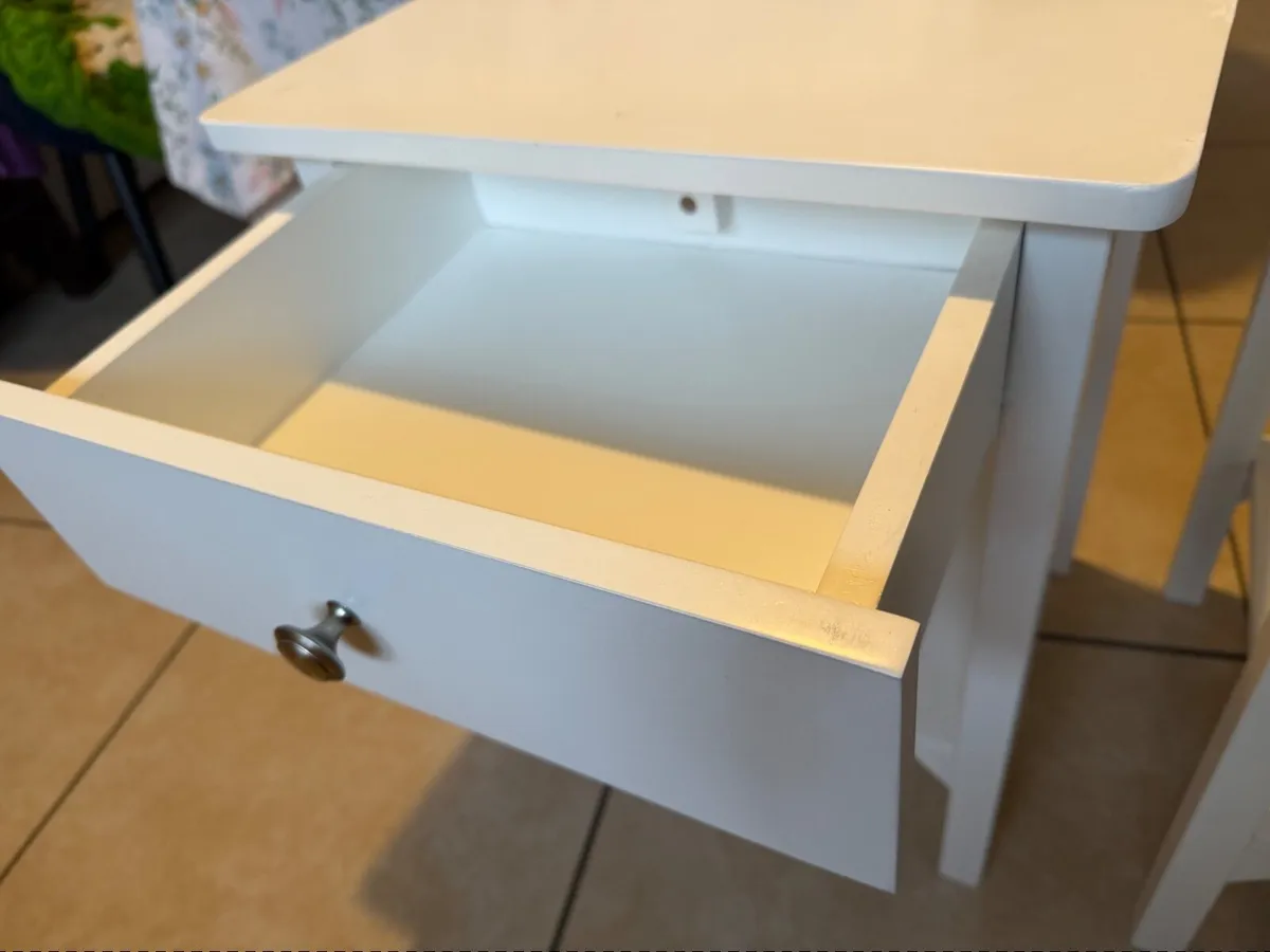 White lockers - Image 3