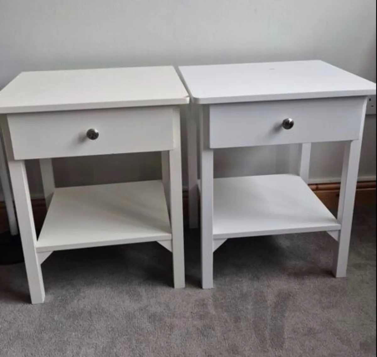 White lockers - Image 1