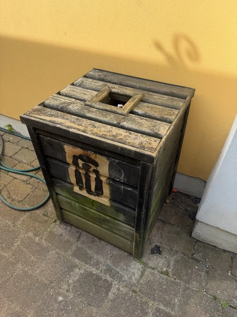 Outdoor bin - Image 1