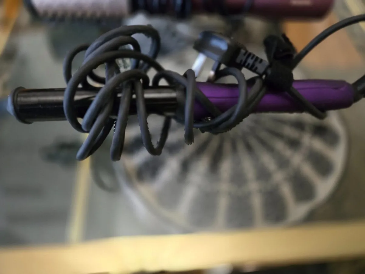 hairdryer and curling iron - Image 3