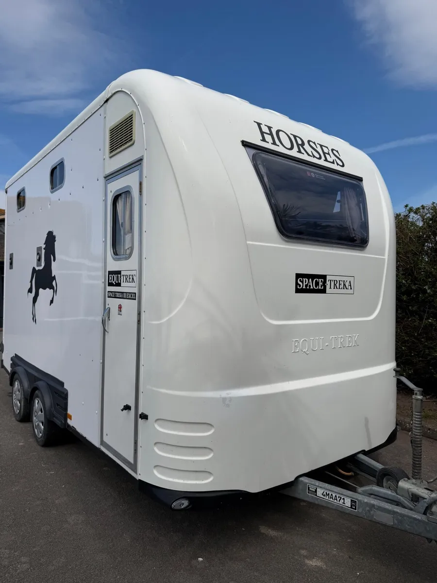 Equi-Trek Space-Treka III Horse Trailer - Image 1
