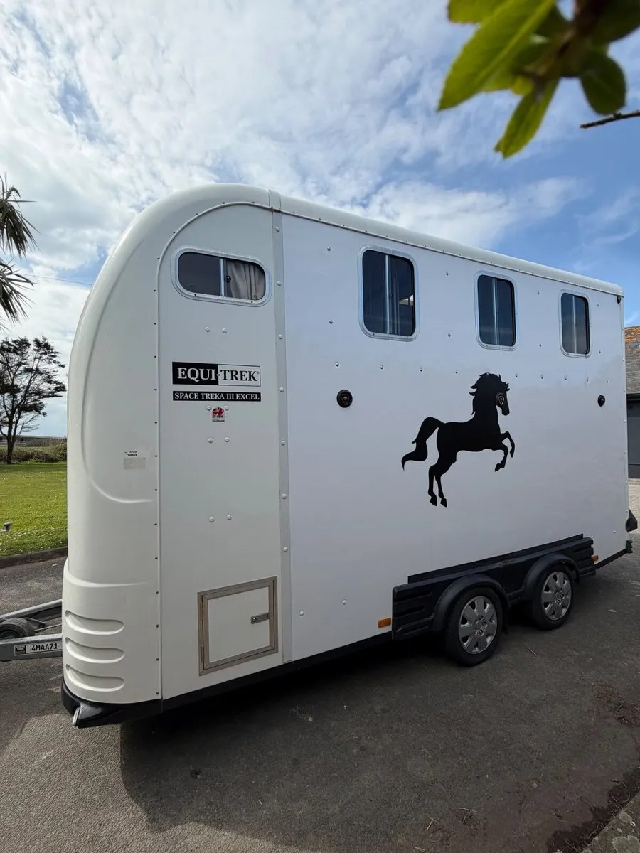Equi-Trek Space-Treka III Horse Trailer - Image 2