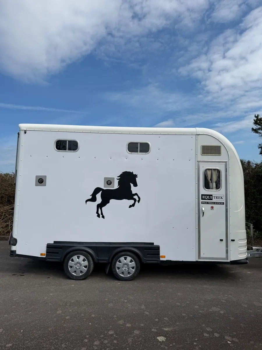 Equi-Trek Space-Treka III Horse Trailer - Image 4