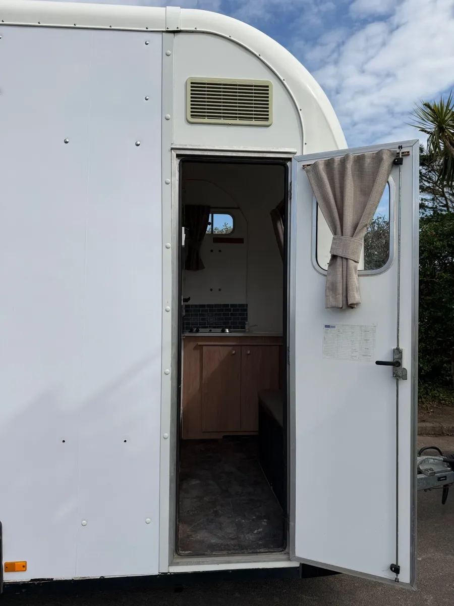 Equi-Trek Space-Treka III Horse Trailer - Image 3