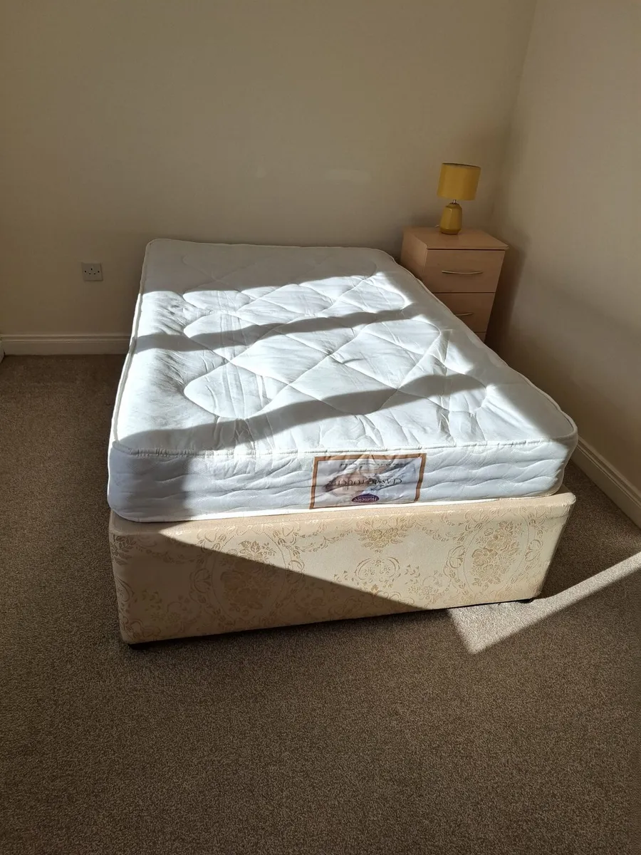 Furniture the lot beds table and chairs washing - Image 3