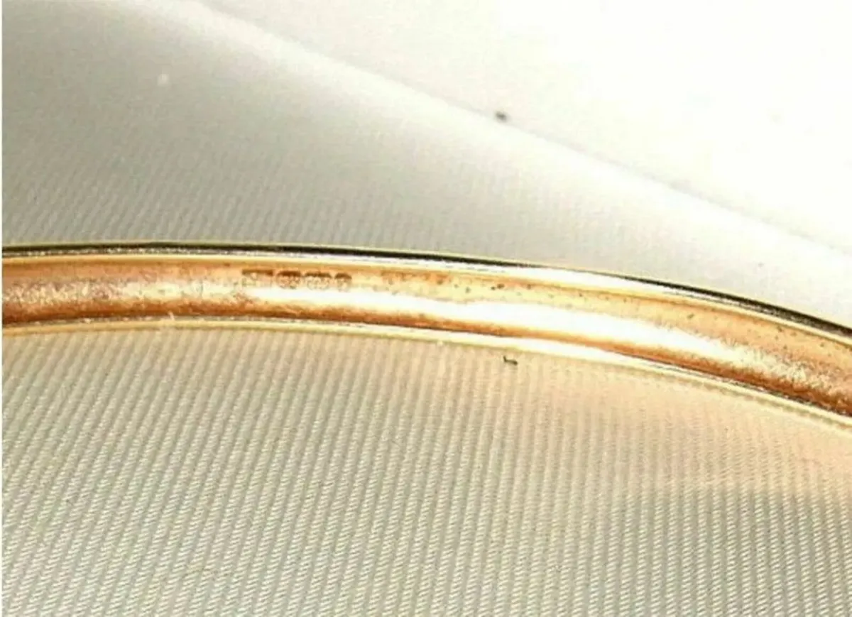 Hallmarked 9ct Gold Unisex Bangle - Image 4