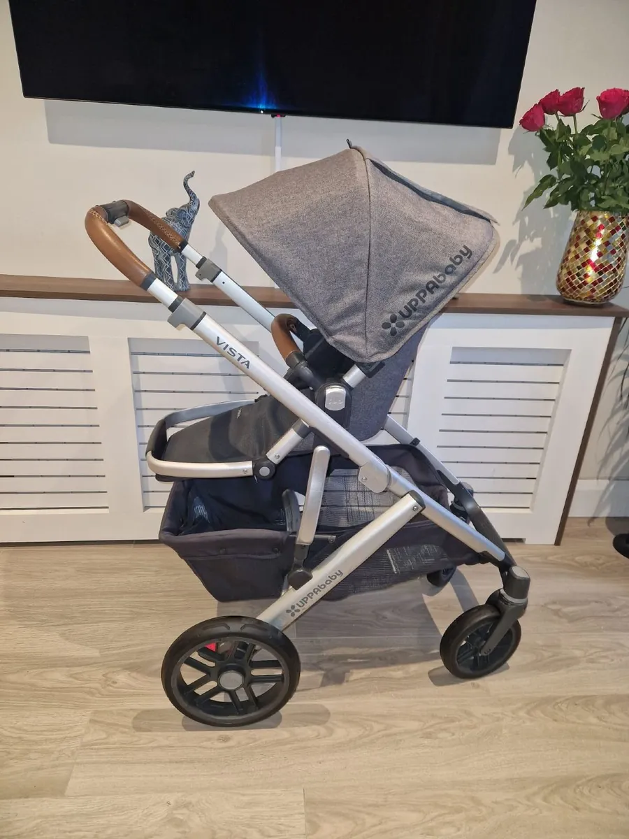 Uppababy Vista with car seat and isofix base - Image 3