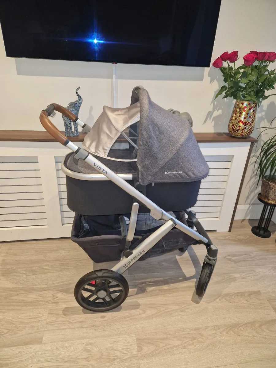 Uppababy Vista with car seat and isofix base - Image 2