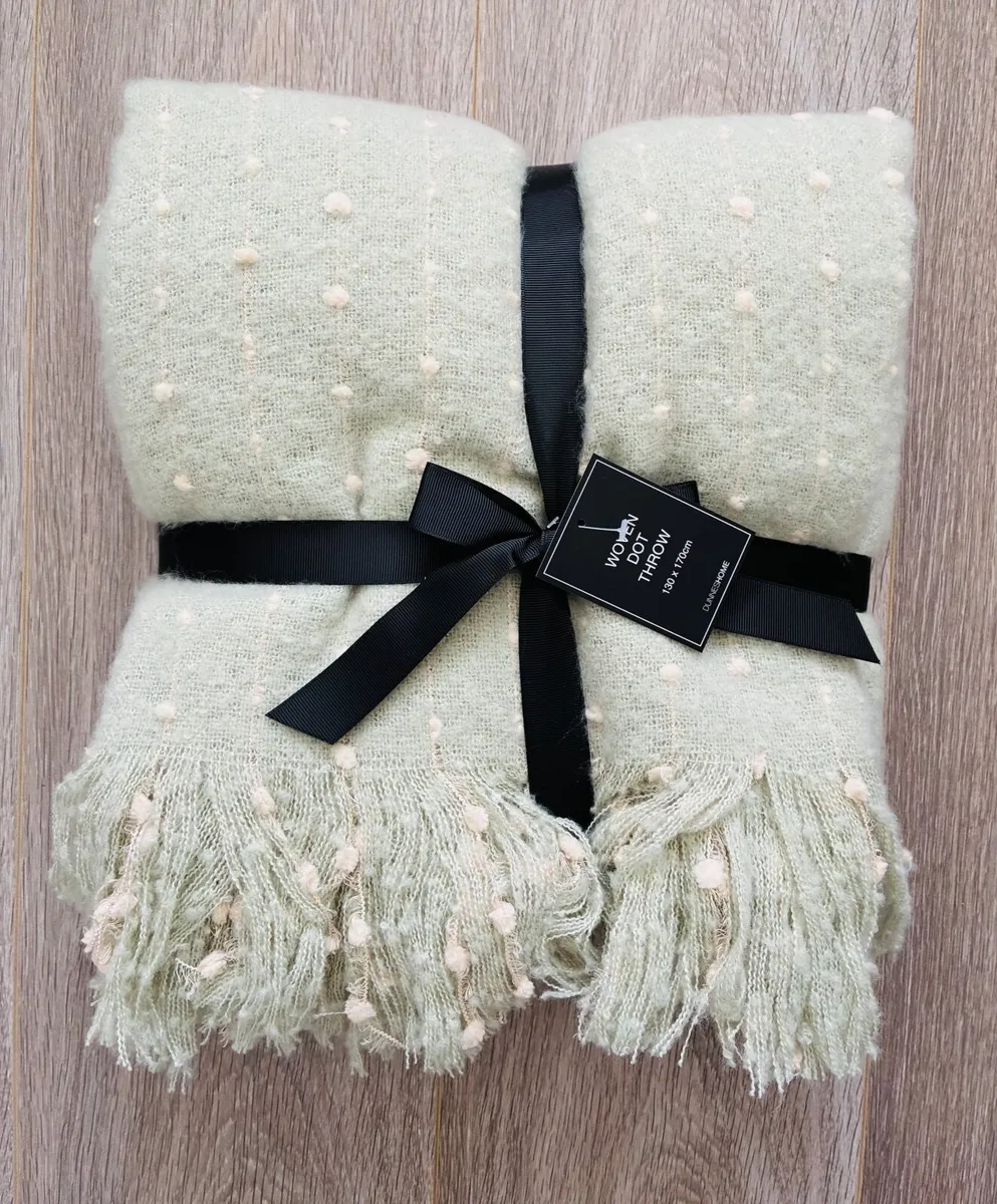 BRAND NEW THROWS - Image 4