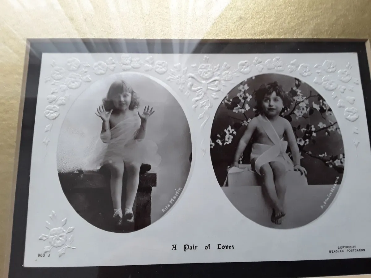 Two lovely vintage framed postcards - Image 1