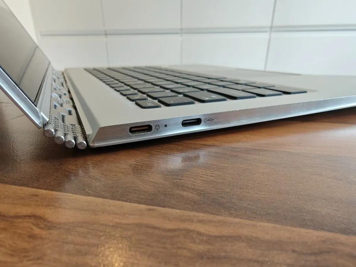 Lenovo Yoga 910 | i5 | 8GB | 256GB | 4K Touchscree - Image 3