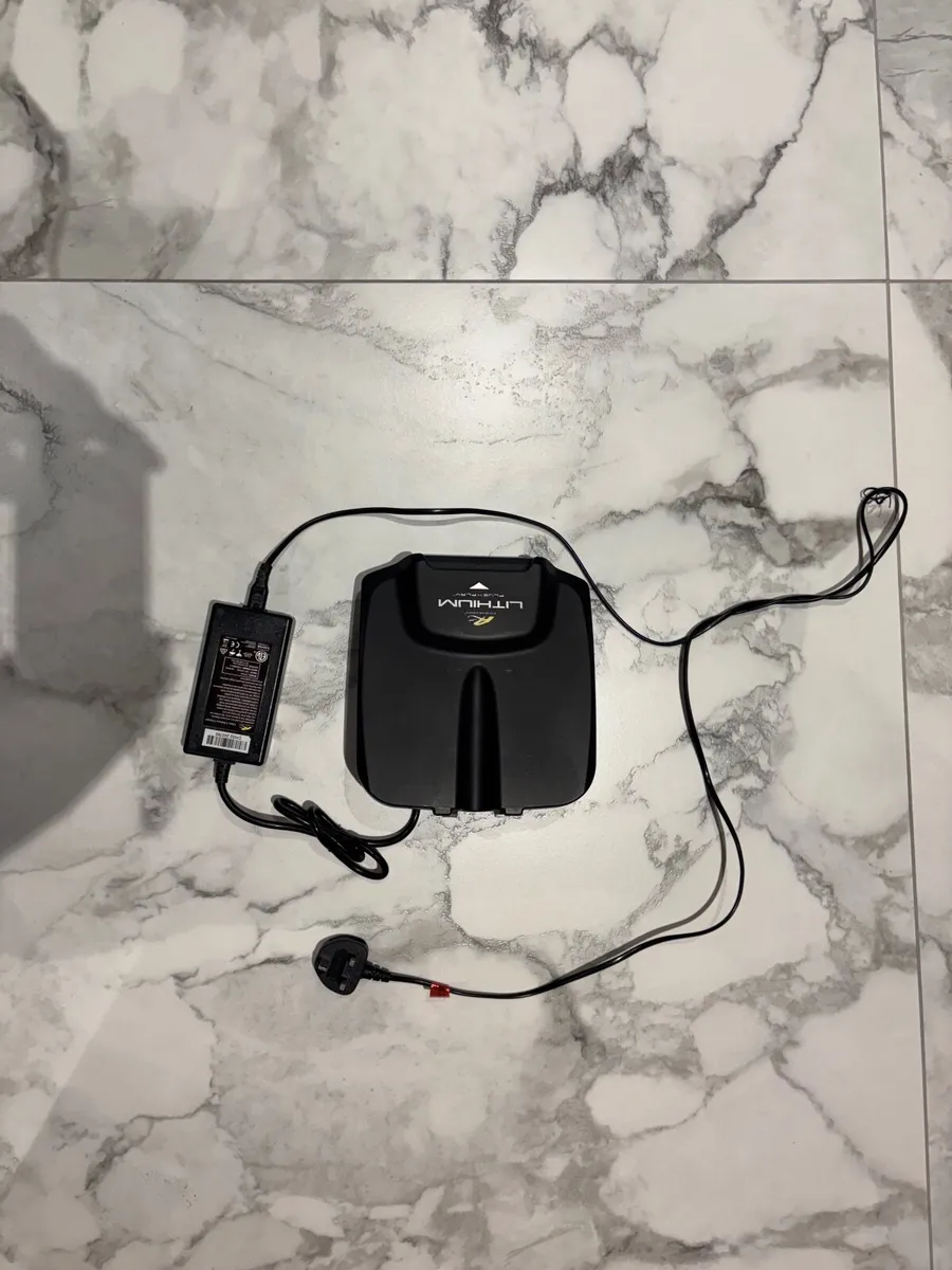 Electric golf trolley - Image 1