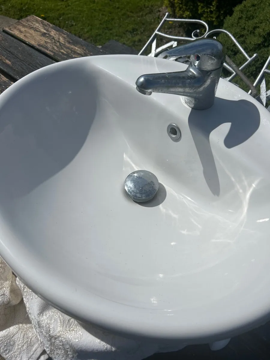 Bathroom sink , tap and hot / cold attachments - Image 1