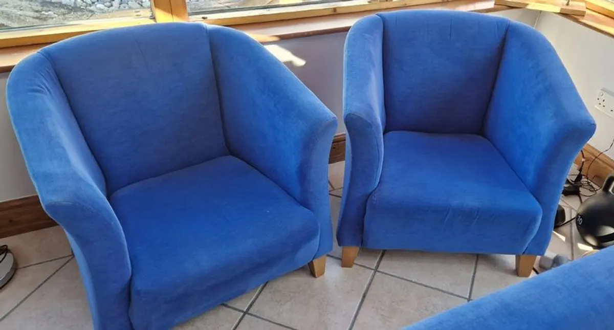 Wave sofa and two tub chairs - last chance or going to charity. - Image 2