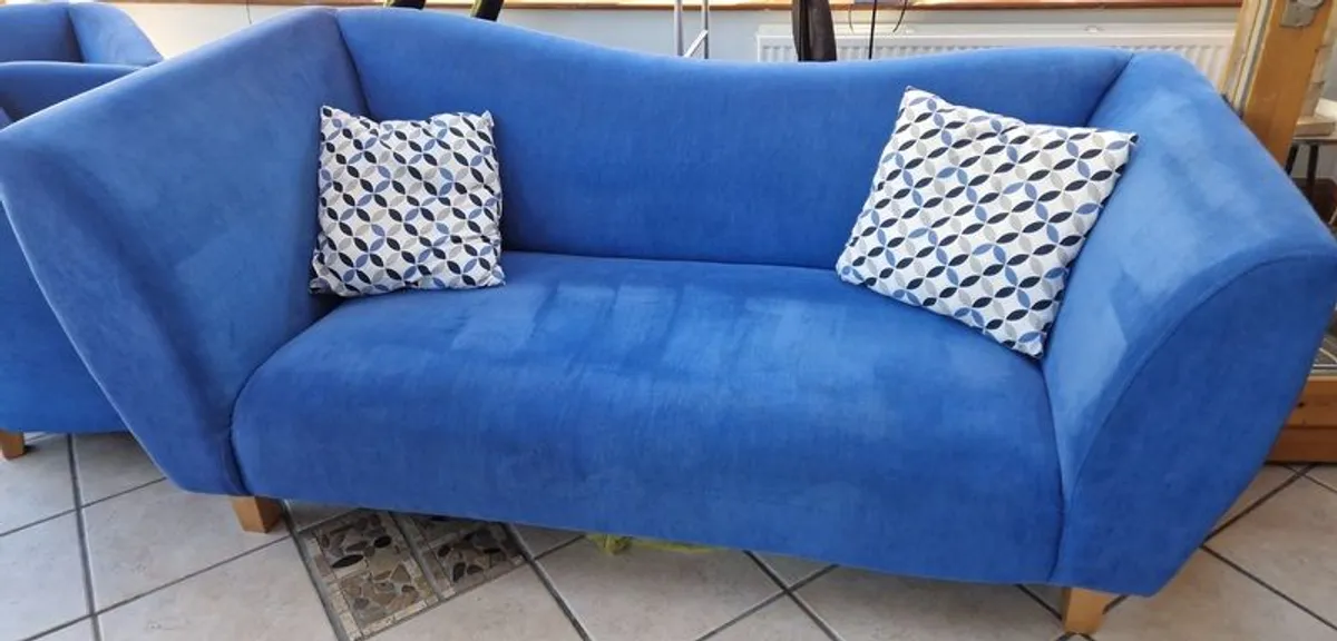Wave sofa and two tub chairs - last chance or going to charity. - Image 3
