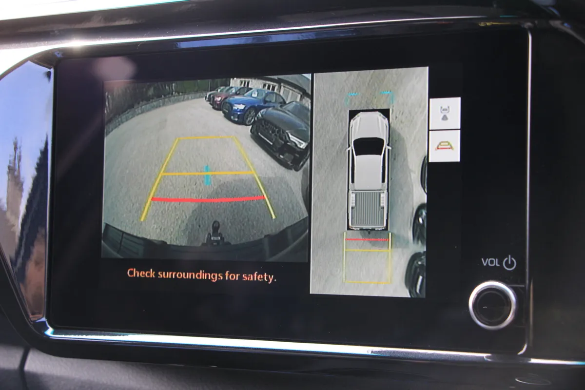 Hilux Invincible X * 360 Cams * Extra spec - Image 3