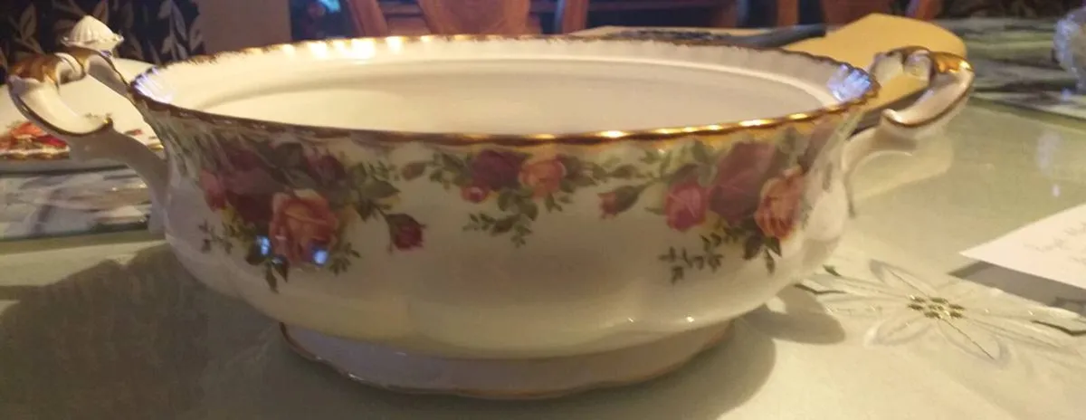 Old country roses vegetable/soup tureen - Image 1