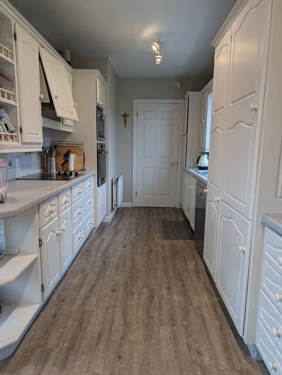 Soild oak painted kitchen - Image 2