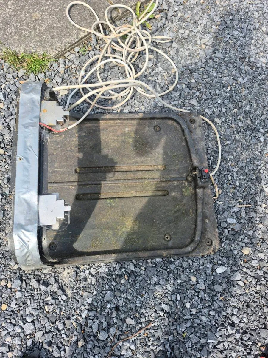 Robotic lawnmower charging station - Image 3