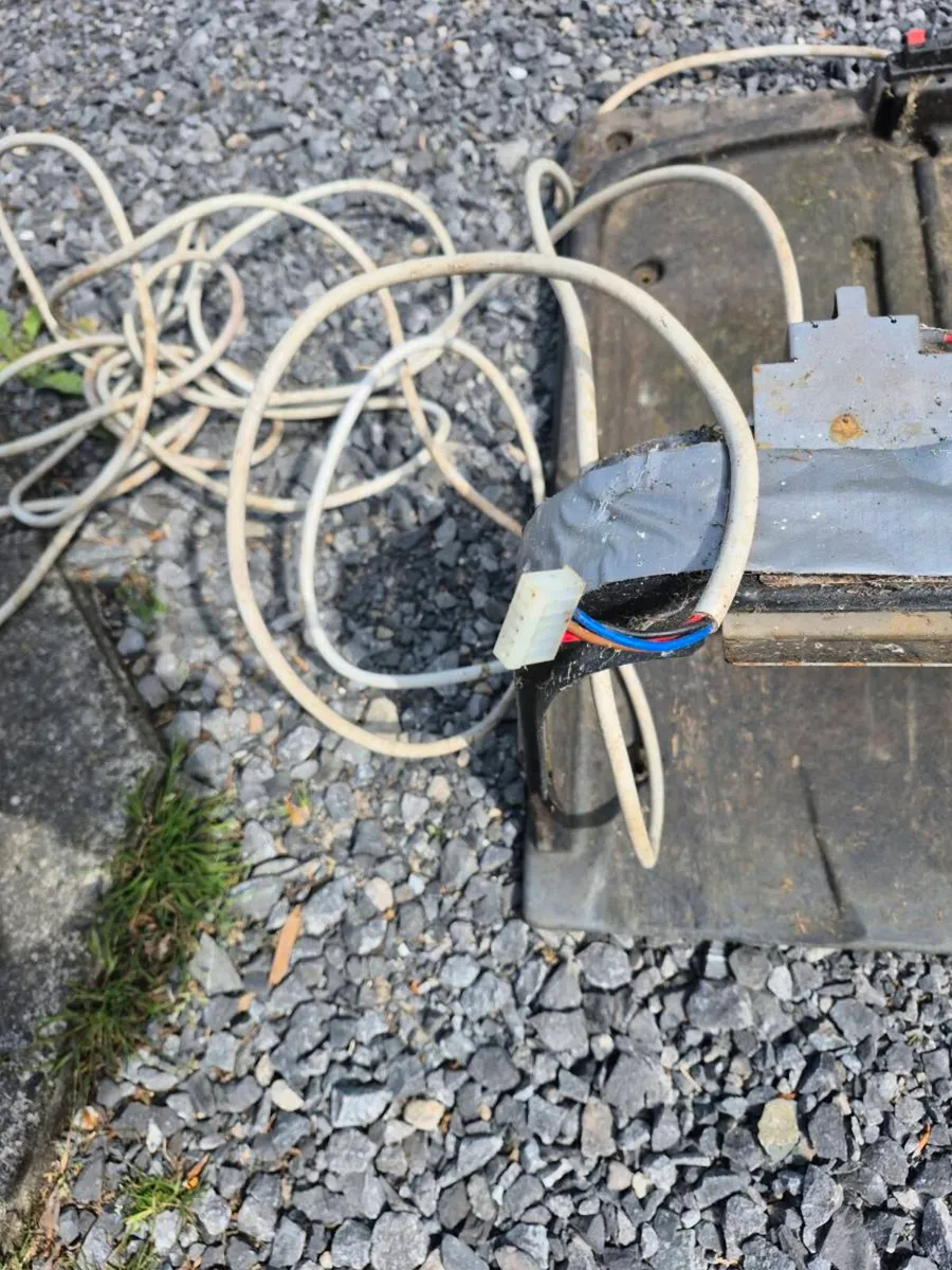 Robotic lawnmower charging station - Image 4