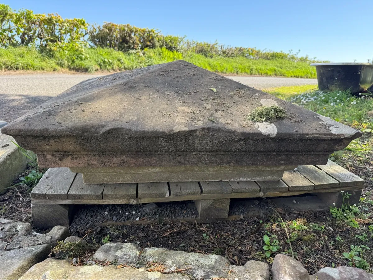 One large single sandstone pilar cap - Image 1