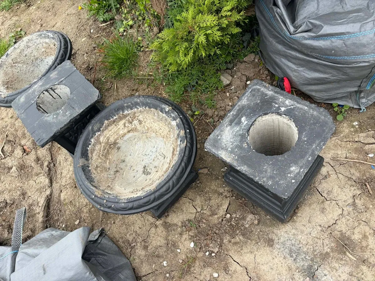 Concrete flower pots door way x2 with stands - Image 2