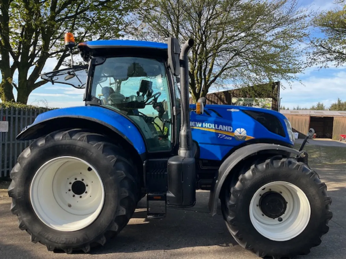 New Holland T7.225 Auto-Command c/w F/l + PTO - Image 2