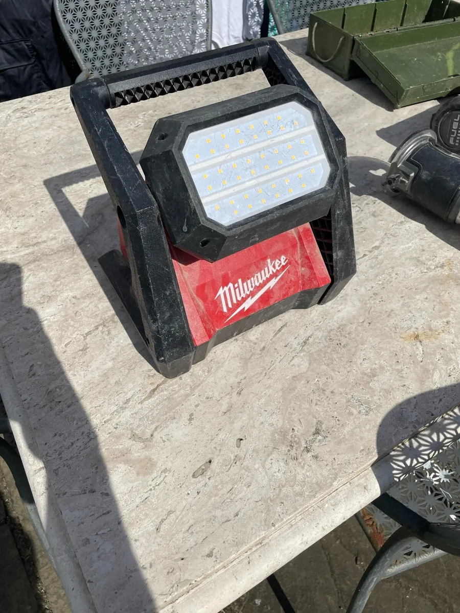 Milwaukee flood light - Image 1
