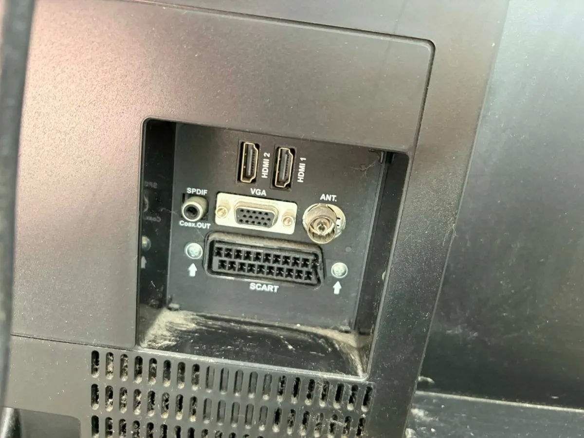 Tv with remote €30 - Image 3