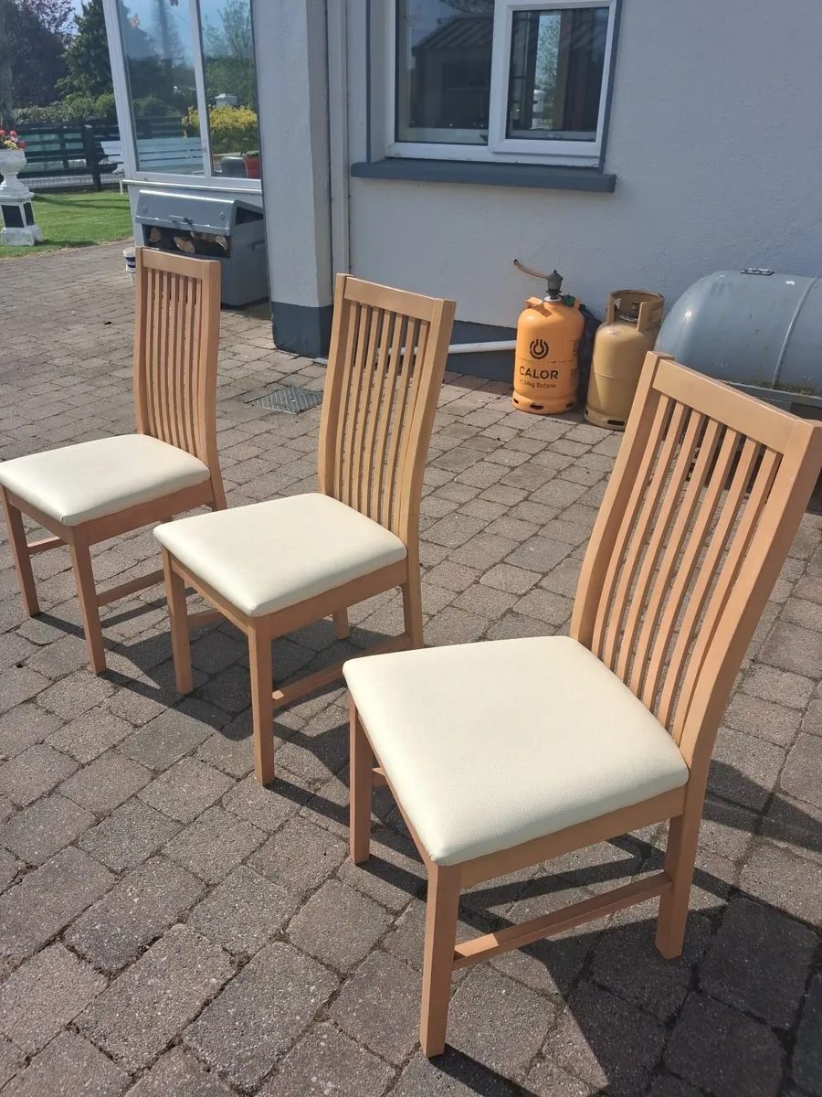 Table and 6 chairs - Image 1