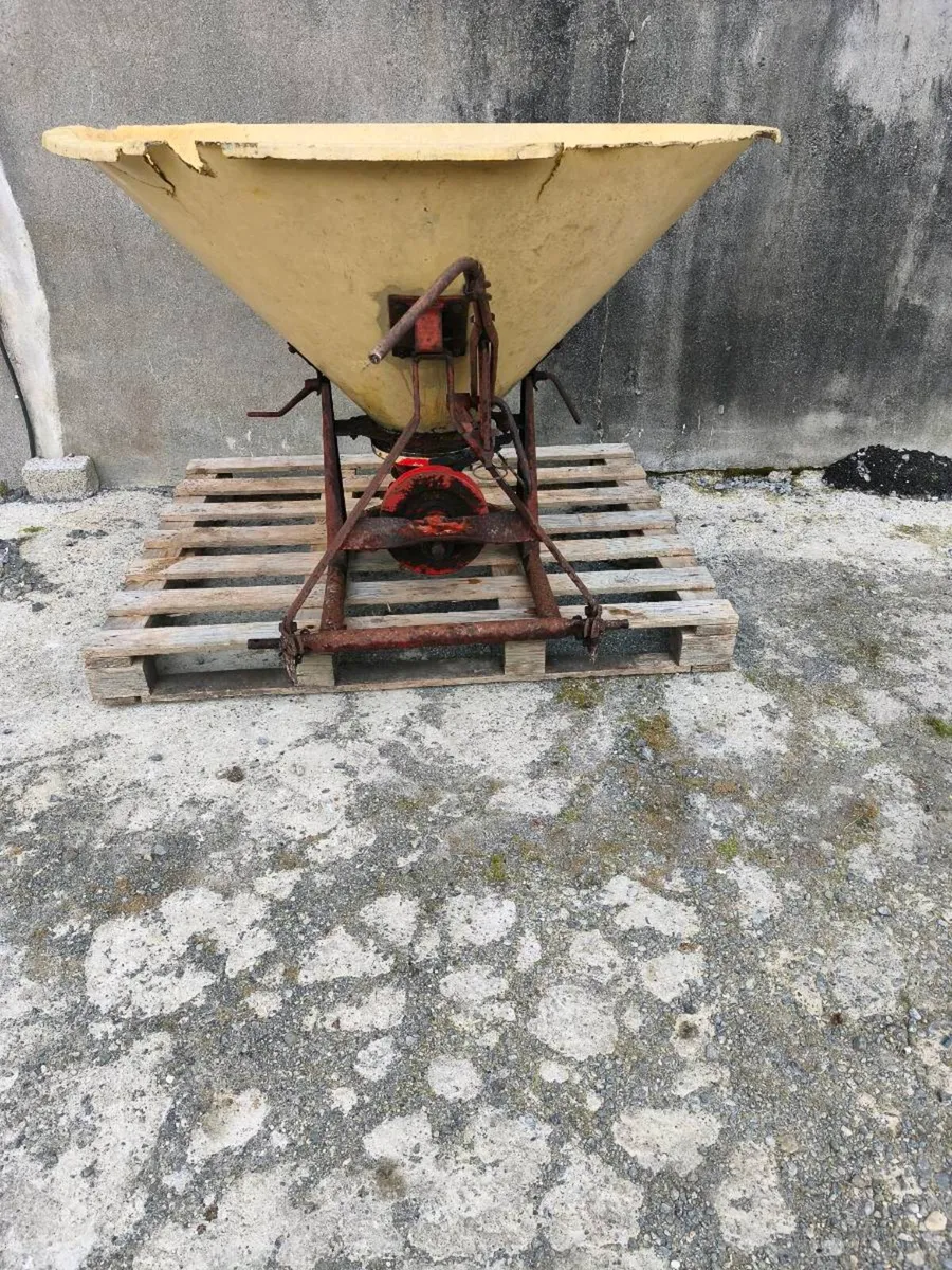 Fertilizer spreader - Image 1