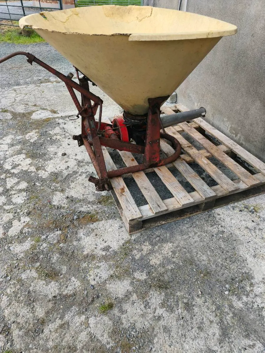 Fertilizer spreader - Image 2