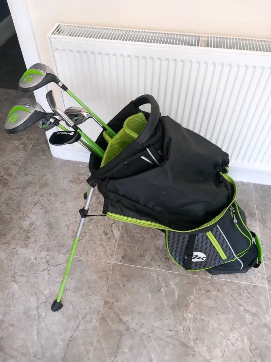 Kids golf clubs and bag with stand - Image 1