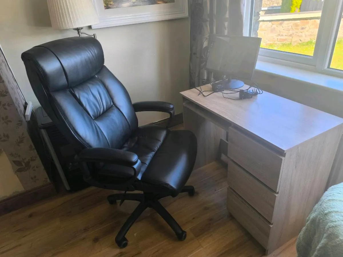 Computer chair and desk - Image 1