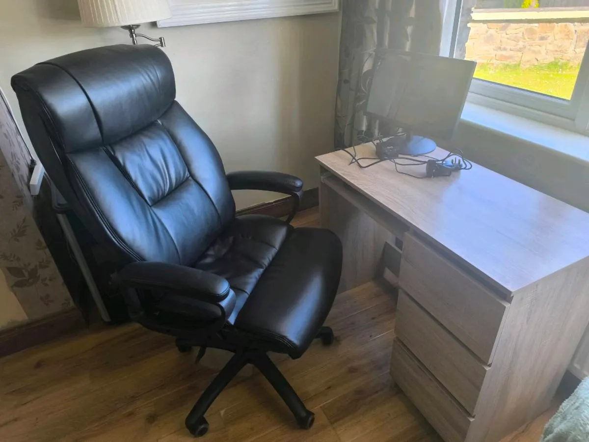 Computer chair and desk - Image 2