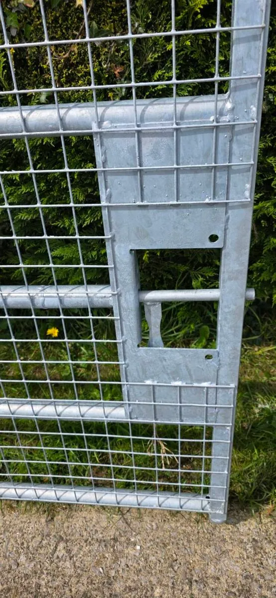 15 ft heavy galvanised gate with wire mesh - Image 3