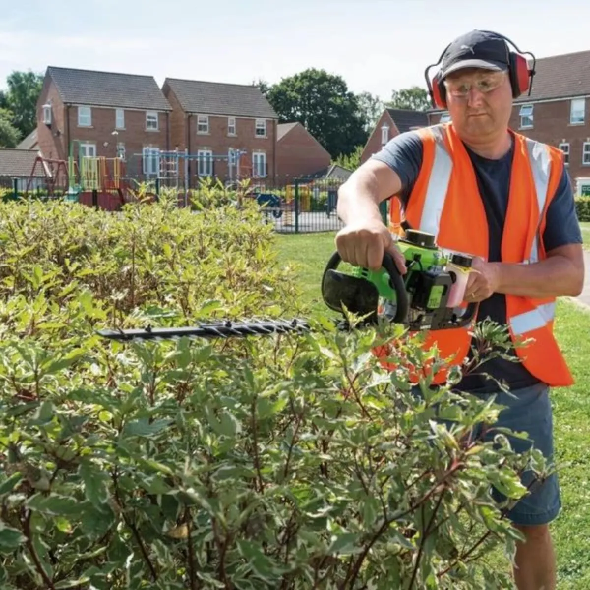Draper 500mm Petrol Hedge Trimmer 22.5cc - Image 2