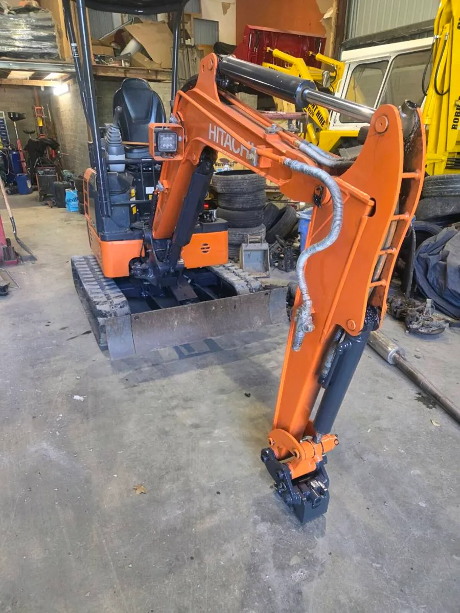 Hitachi mini digger - Image 1