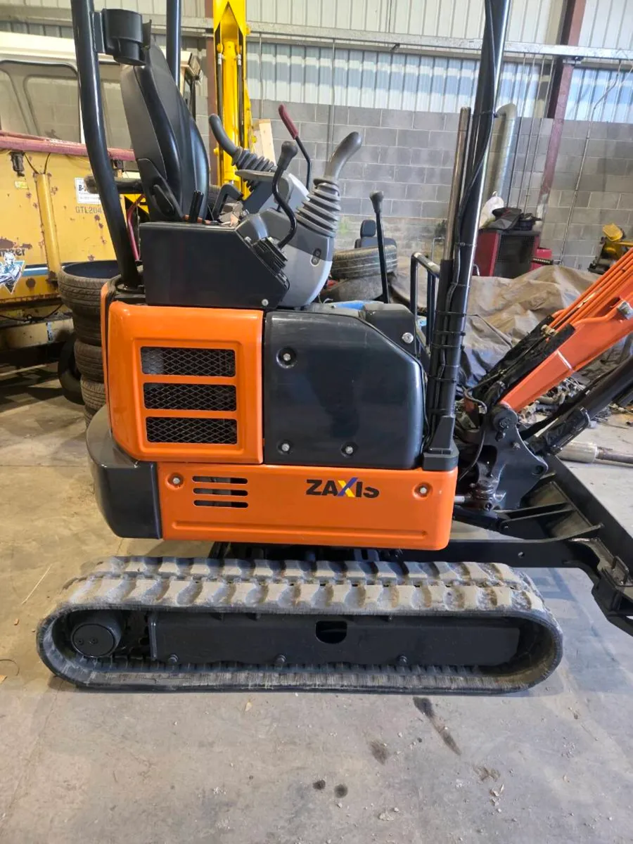 Hitachi mini digger - Image 2
