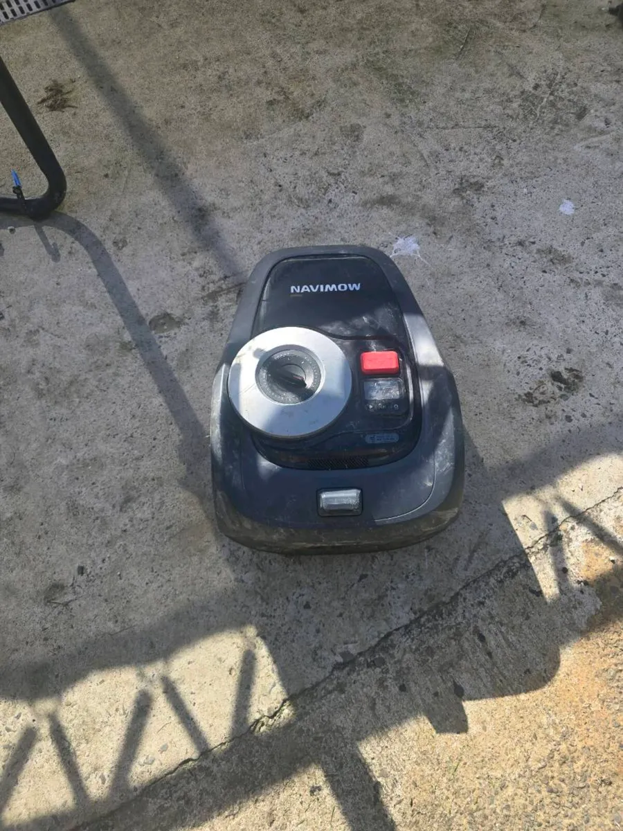 Segway navimow i105E with garage - Image 1