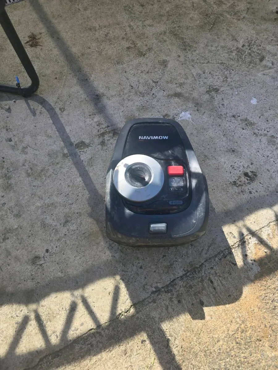 Segway navimow i105E with garage - Image 2