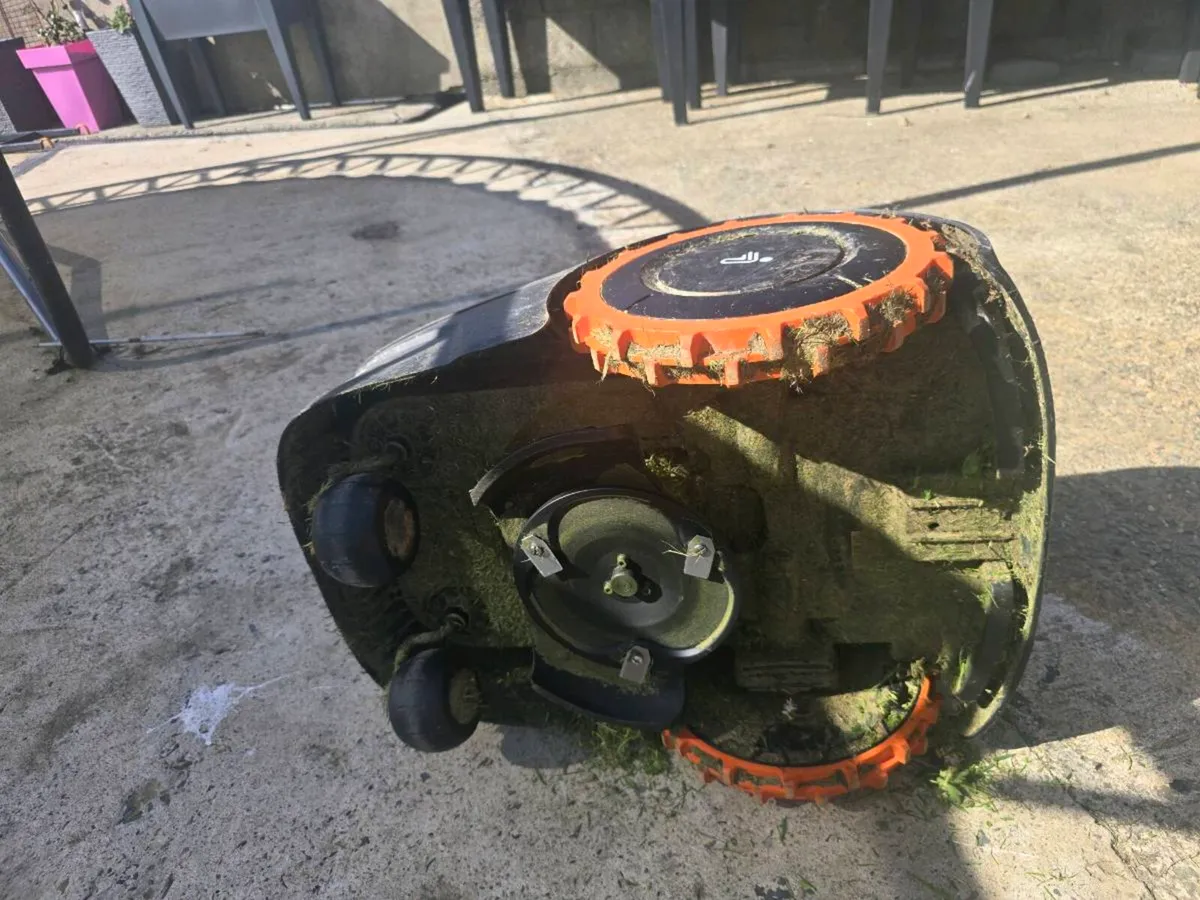 Segway navimow i105E with garage - Image 3