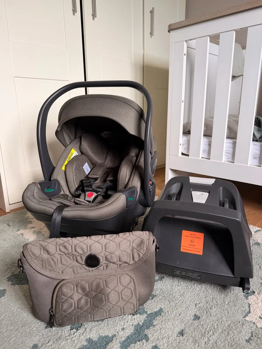 Egg 2 Car Seat & Base from Newborn to 15 months - Image 1