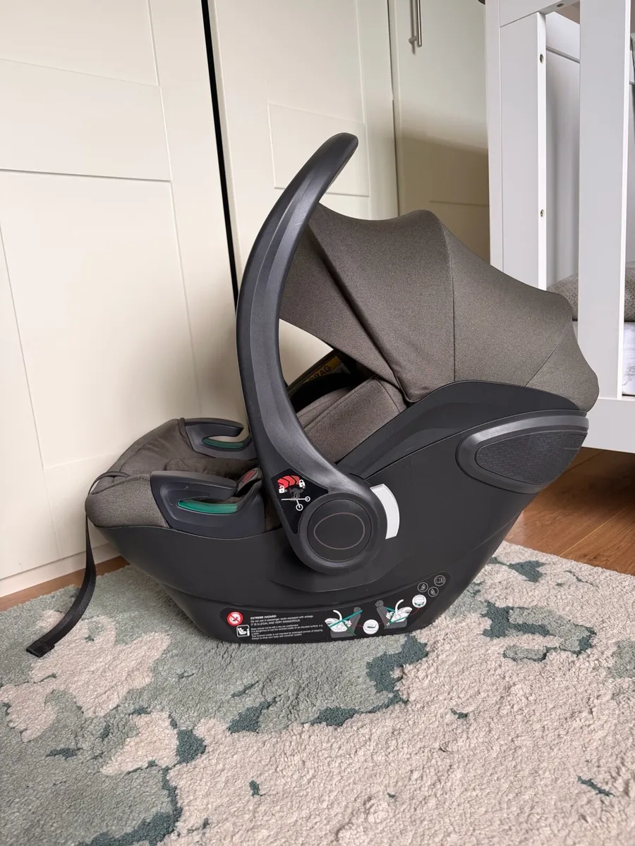 Egg 2 Car Seat & Base from Newborn to 15 months - Image 2